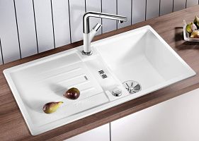 Fregadero con escurridor blanco